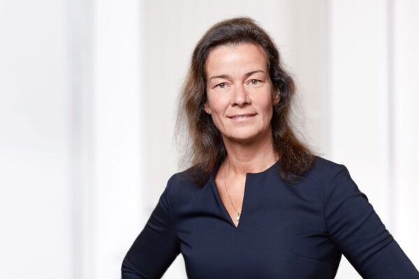 Zu ehrgeizig oder nicht ambitioniert genug: Öffentlichkeit beurteilt weibliche CEOs kritischer als männliche Vorstandschefs
