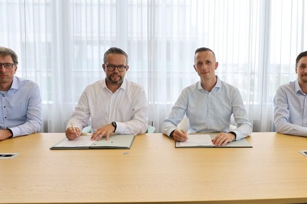 Startschuss für ersten netzdienlichen Speicher: Bayernwerk Netz schließt Vertrag mit MaxSolar GmbH