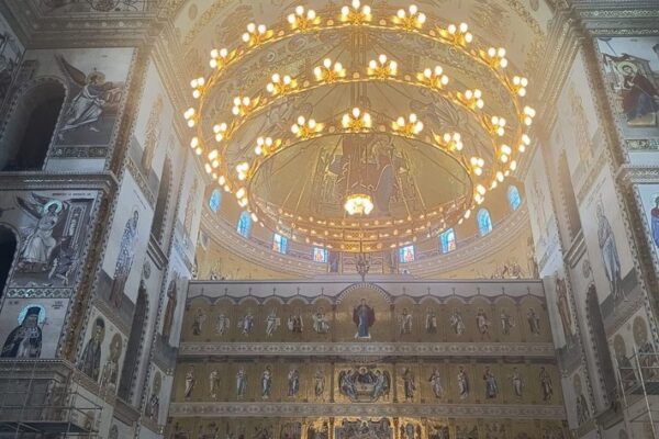 8,5 Meter Durchmesser und 1,8 Tonnen Gewicht: ORION fertigt monumentale Großleuchten für Kathedrale in Bukarest