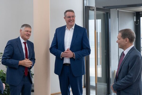 Ministerpräsident Schweitzer besucht und lobt Vereinigte Lohnsteuerhilfe