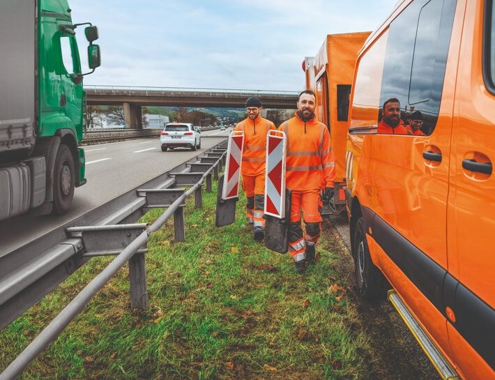 Hochrisikobereich mit großem Unfallpotenzial: DEKRA Verkehrssicherheitsreport 2026 „Arbeitsplatz Straßenverkehr“